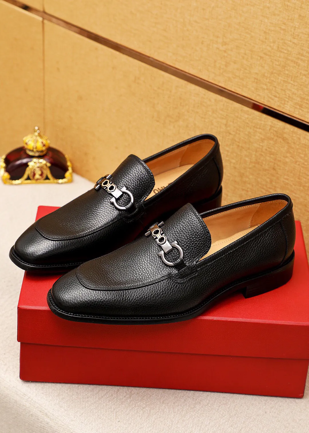 Men's shoes 💰460 💐 Product trademark: Ferragamo "Ferragamo" casual leather shoes Regular size: 38-44 (45🉑️customized) Product materials: Selected imported first-layer pebbled calfskin upper + luxury hardware buckle, imported water-dyed cow leather lining. Strong three-dimensional visual effect, original combination outsole Color: 2⃣️colors available